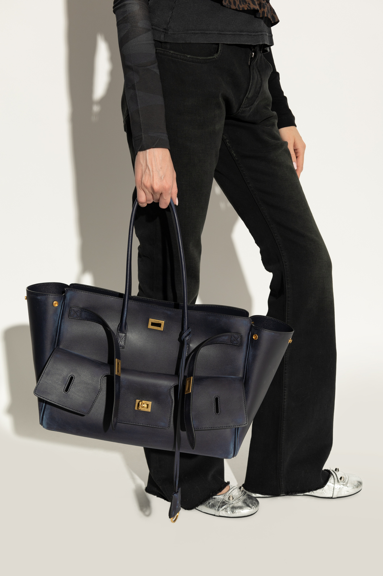 【BALENCIAGA】BEL AIR MEDIUM ショルダー バッグ レザー ロゴ BALENCIAGA | Medium Bel Air Leather Shoulder Bag | Women